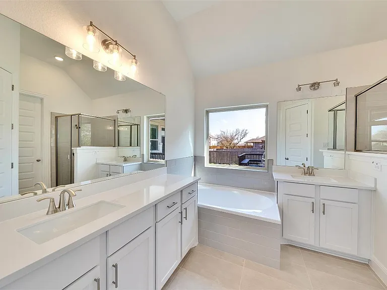2920 Youngwood St — Photo 9