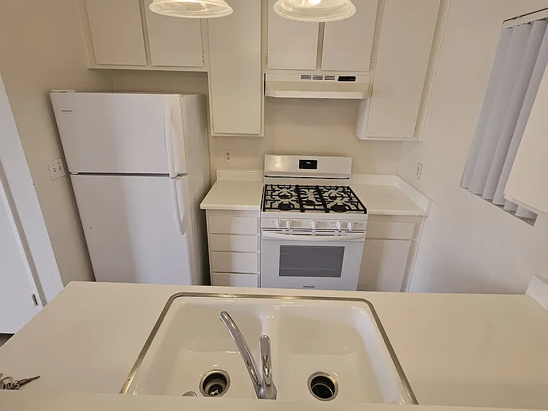 1140 Belmont Ave #4 — Photo 2