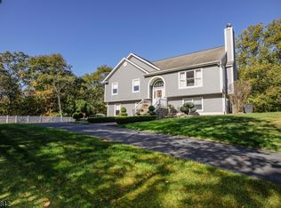 14 Cliff Trl, Oak Ridge, NJ 07438