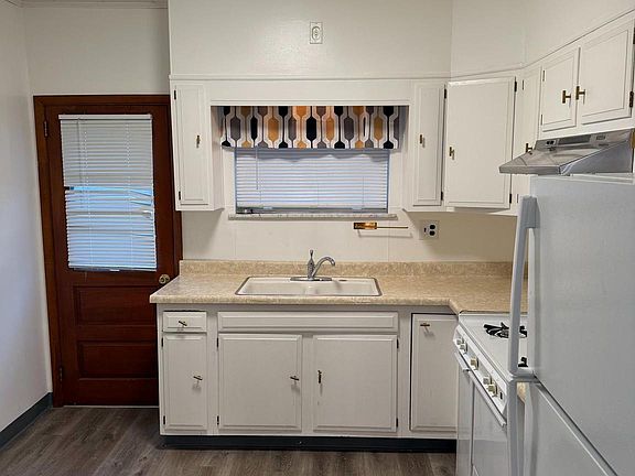 4th image of 2121 S Rosewood St
