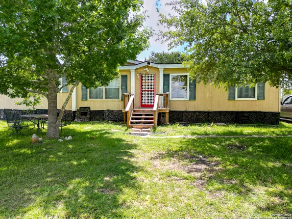 130 Davie Ln, Marion, TX 78124