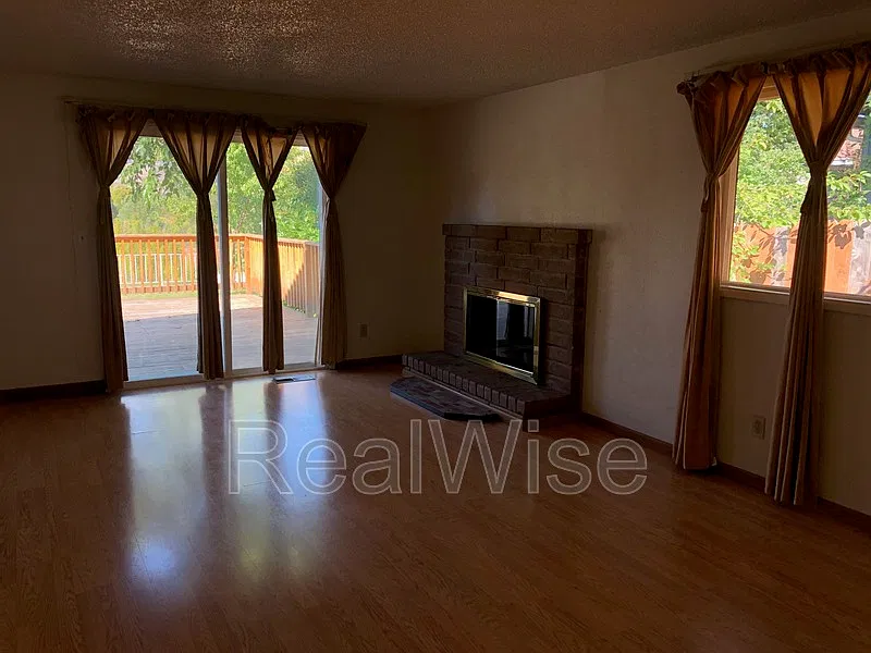3 bed, 2.0 bath, 1152 sqft, $2,295 — Photo 3