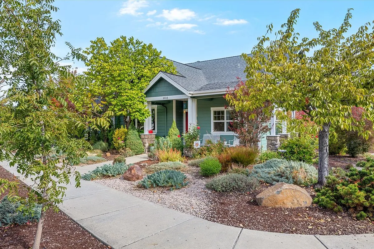 683, ID # 1033 Lithia Way - 1 — Photo 3