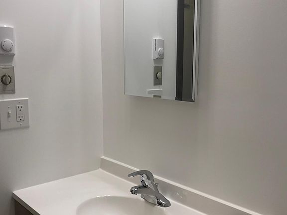 4th image of 633 Wood St