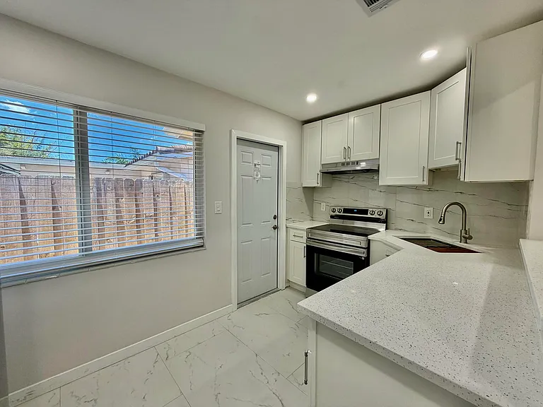 1652 NE 33rd St #B — Photo 5