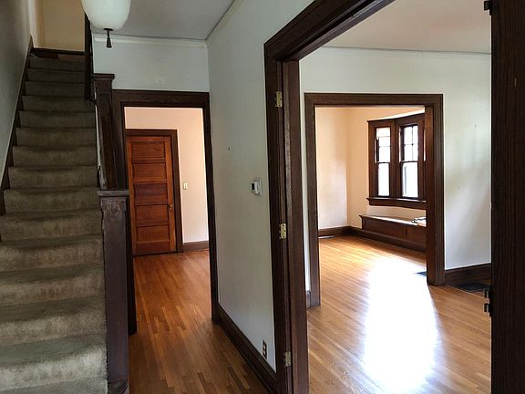 2nd image of 326 W Grand Ave