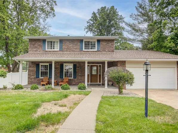 2104 Jerome Dr, Godfrey, IL 62035