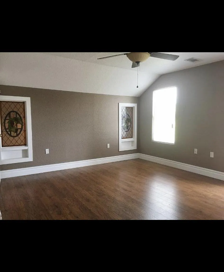 102 E Lee St — Photo 3