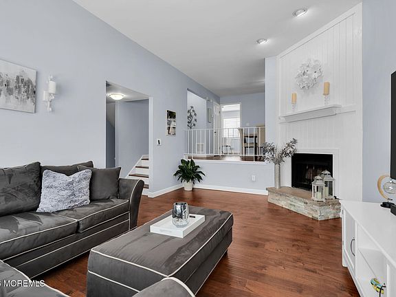 3rd image of 375 Middlewood Road