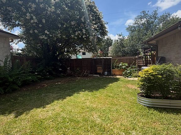 5th image of 1504 Circle Oak Dr