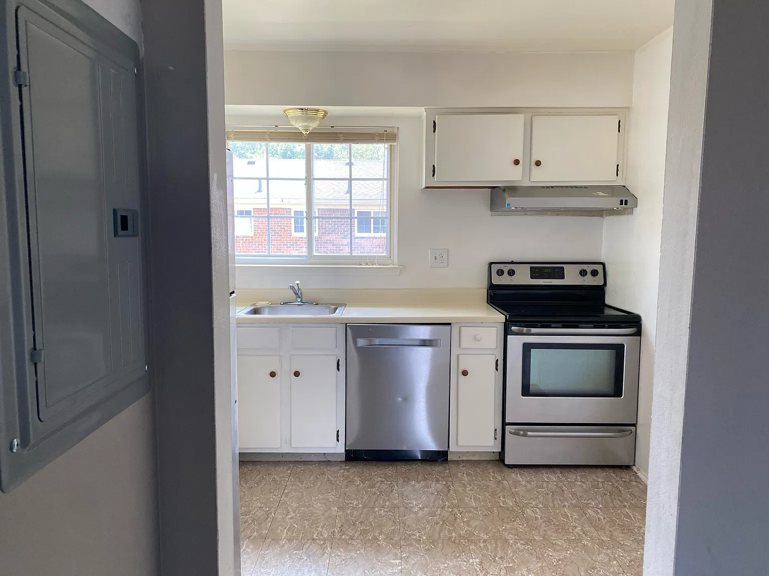 2 bed, 770 sqft, $1,325 — Photo 3