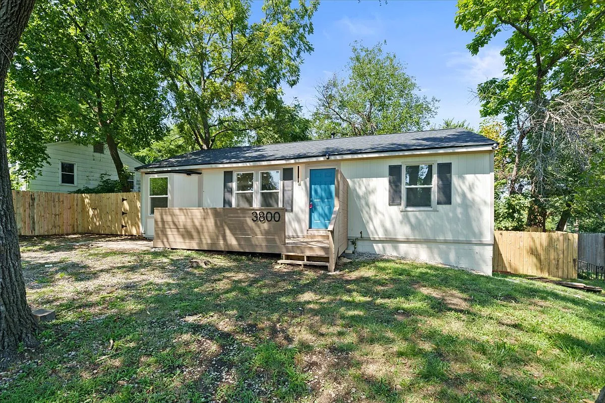 3 bed, 1120 sqft, $1,599 — Photo 1