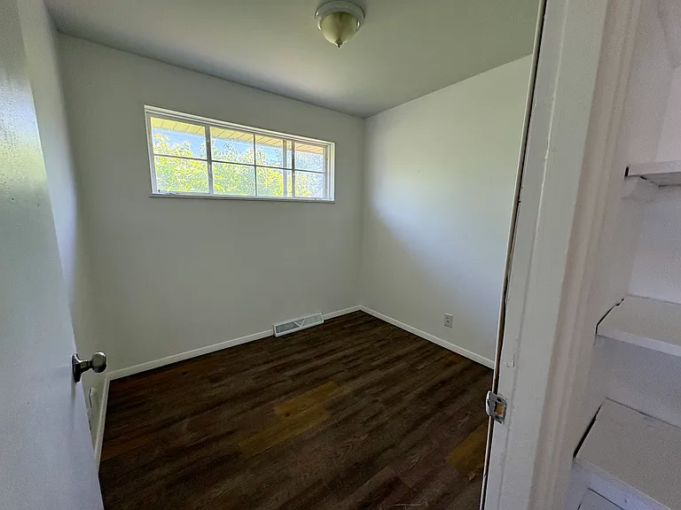 5547 Holborn Dr — Photo 11