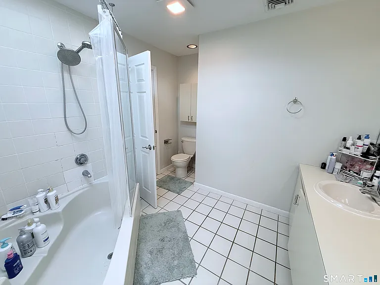 2289 Bedford St #D13 — Photo 30