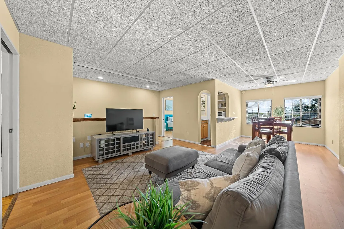 Unit Photo - 270 Dahlia Ave #23