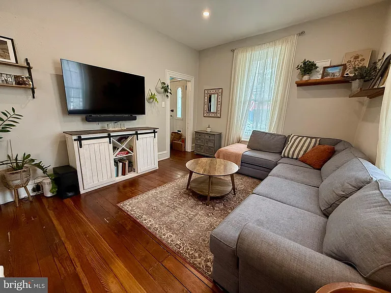 221 W Court St — Photo 8