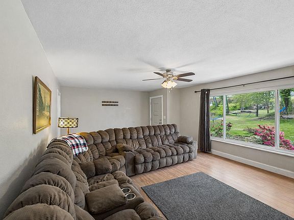 4th image of 411 Pine Ave