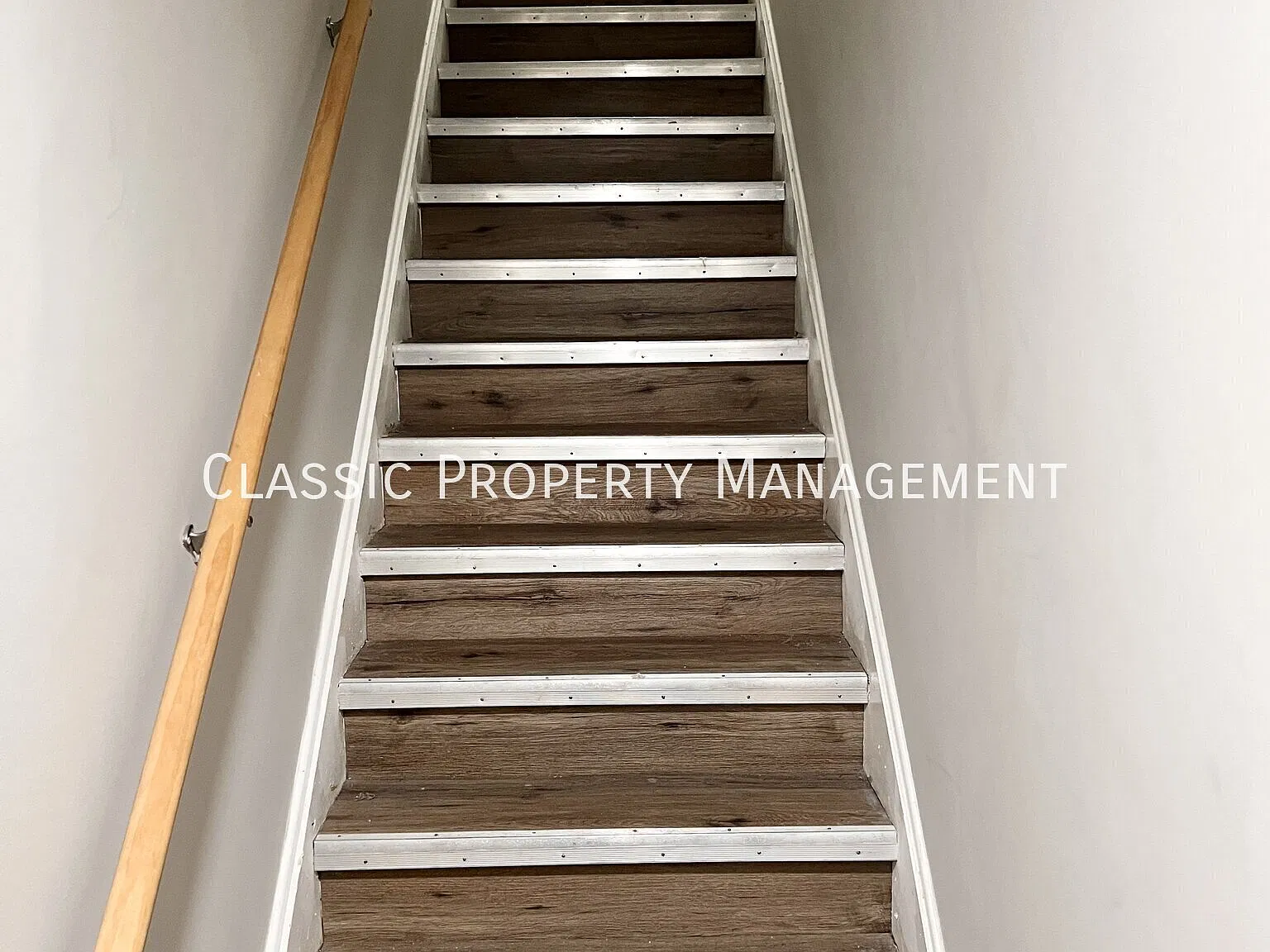 2 bed, 1 bath, top floor apartment in Trolley Square with washer & dryer and off-street parking! — Photo 4