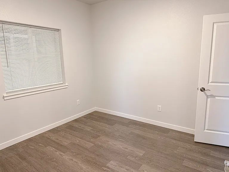 600 E Maple St — Photo 25