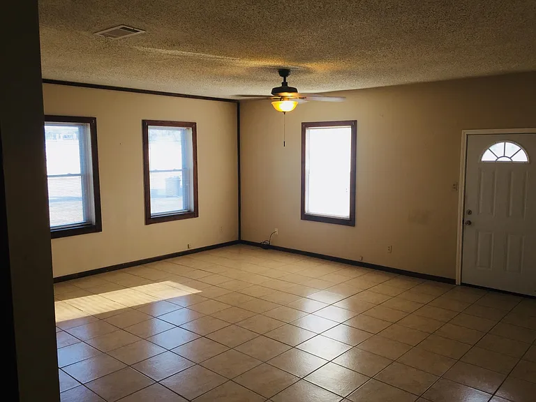 400 White Oak Dr — Photo 7