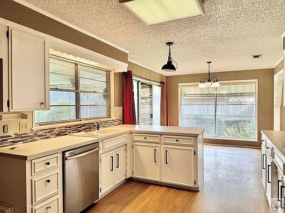 3rd image of 18 Lanshire Dr
