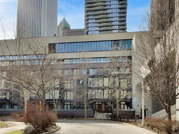 208 N Park Dr, Chicago, IL 60601