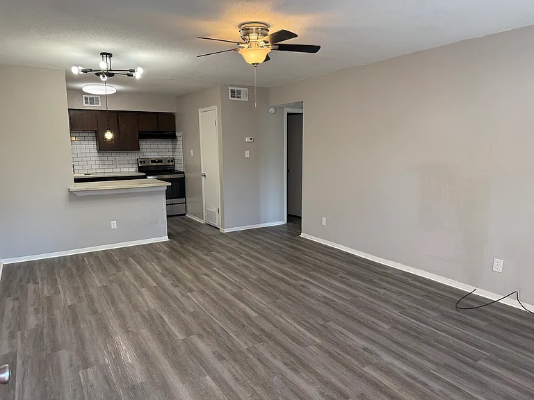Ridgewood Apartments — Photo 9