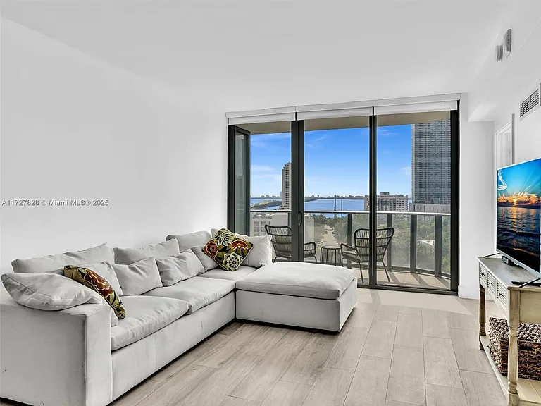121 NE 34th St #1005 — Photo 10