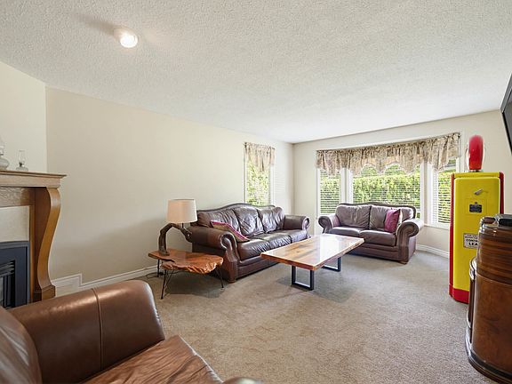 3rd image of 22724 76b Cres