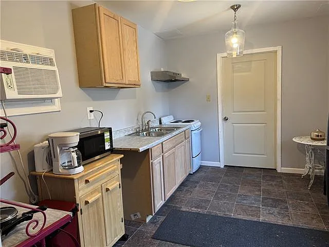 1 bed, 1.0 bath, 450 sqft, $1,200 — Photo 3