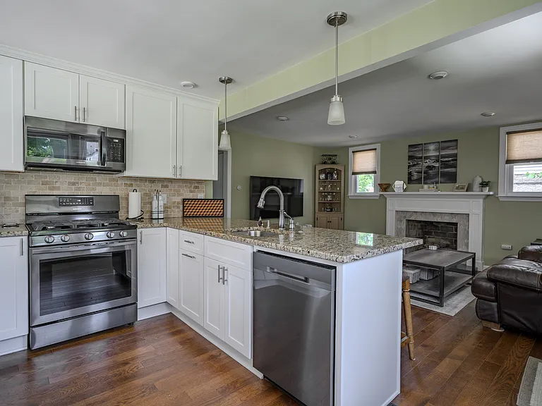 2518 Franklin Ave — Photo 4