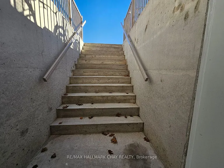 63 Victoria Wood Ave #LOWER — Photo 16