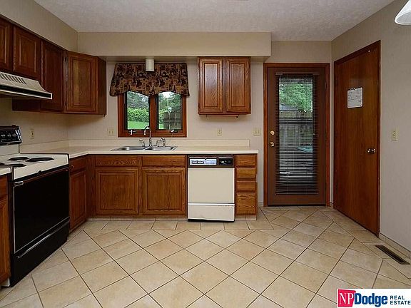 5th image of 2620 Benson Gardens Blvd