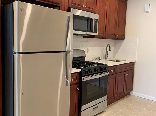 35-14 Ditmars Boulevard image 1 of 13