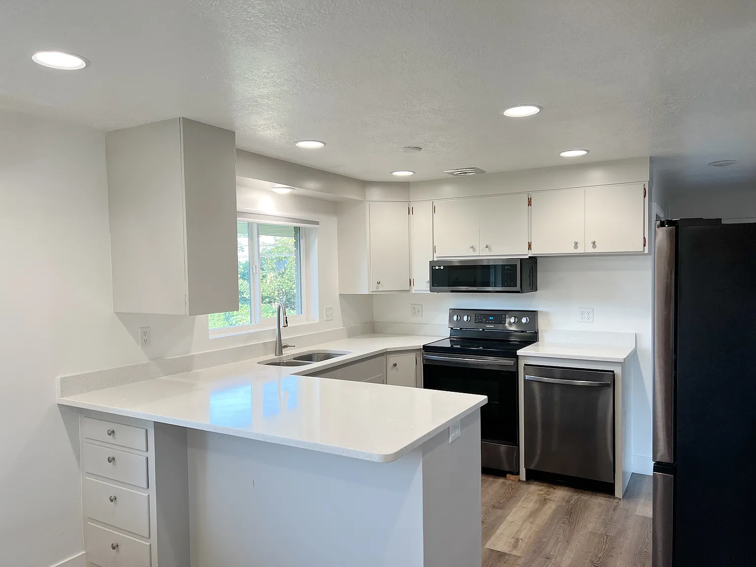 2 bed, 1050 sqft, $1,600 — Photo 2