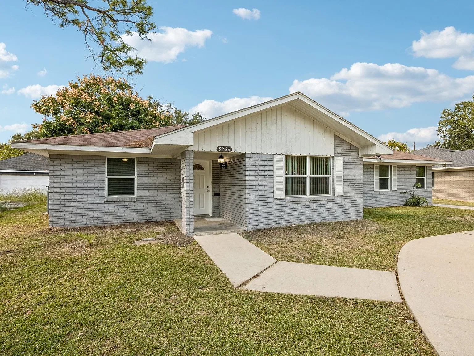 4 bed, 3.0 bath, 2480 sqft, $2,400 — Photo 2
