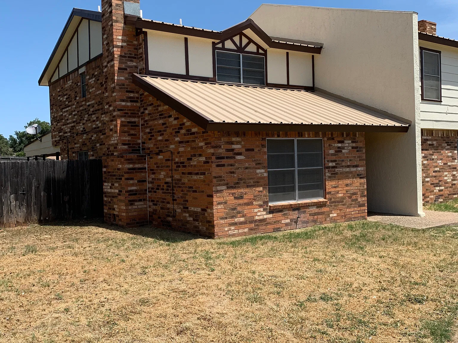 2716 Sunset Dr — Photo 1