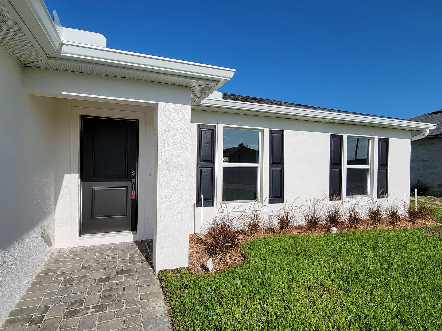 Charming & Modern 4 Bed 2 Bath with Screened Lanai — Photo 2