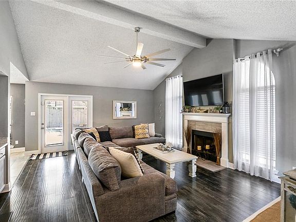 4th image of 3513 Meadow Lake Dr W
