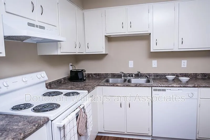1 bed, 1.0 bath, 620 sqft, $990 — Photo 3