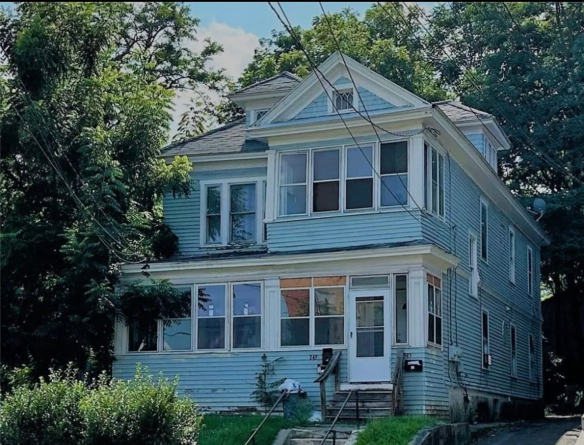 3 bed, 2620 sqft, $900 — Photo 1