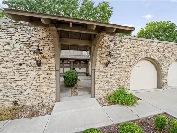 10242 Foster St, Overland Park, KS 66212