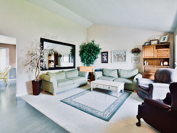 Living Rm w/Vaulted Ceiling