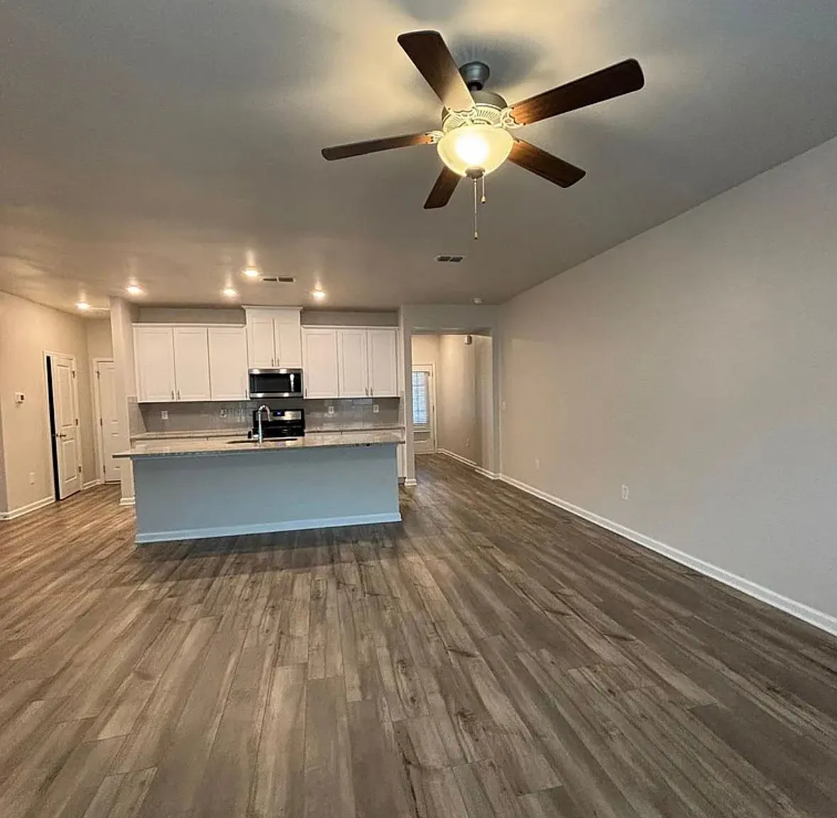 3 bed, 2.5 bath, 2042 sqft, $2,350 — Photo 4