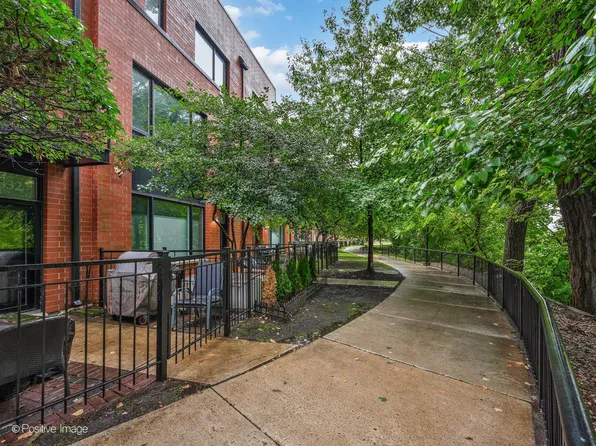 2834 N Riverwalk Dr, Chicago, IL 60618