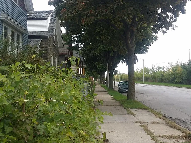 80 bus route right in front of house
