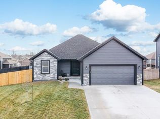 947 N Cottonwood Ct, Tonganoxie, KS 66086