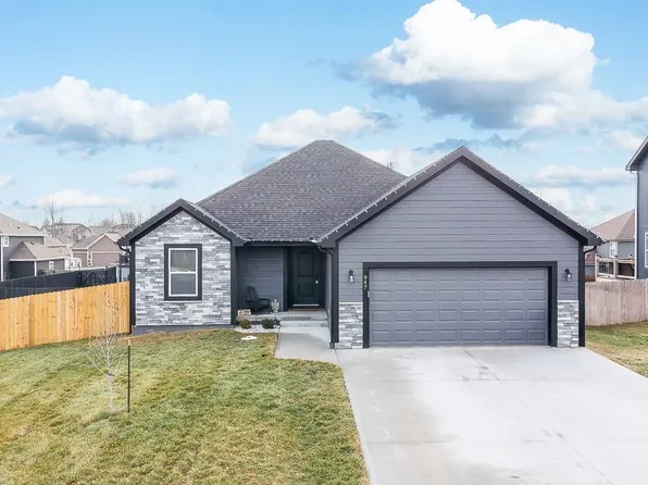 947 N Cottonwood Ct, Tonganoxie, KS 66086