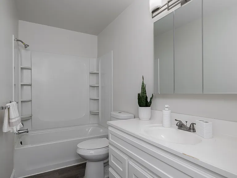 Oak Knoll Apartments — Photo 7