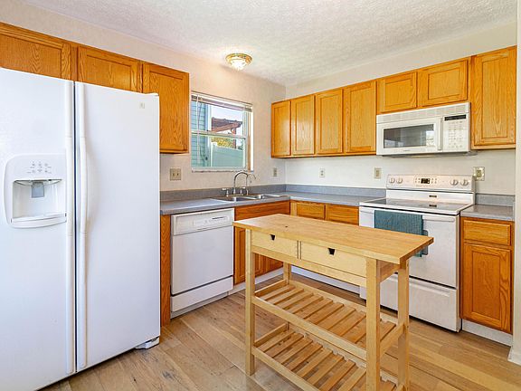 3rd image of 7801 Merdon Dr